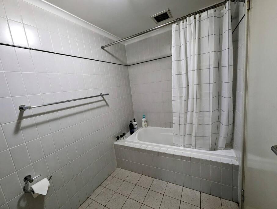 City & lakeside with free secure allocated parking, pool, gym & tennis court, only 15 mins walk into the City