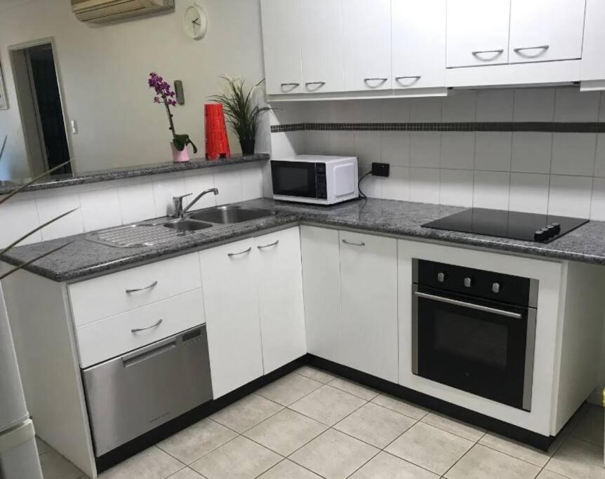 City & lakeside with free secure allocated parking, pool, gym & tennis court, only 15 mins walk into the City