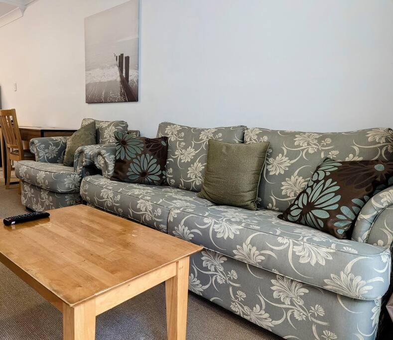 City & lakeside with free secure allocated parking, pool, gym & tennis court, only 15 mins walk into the City