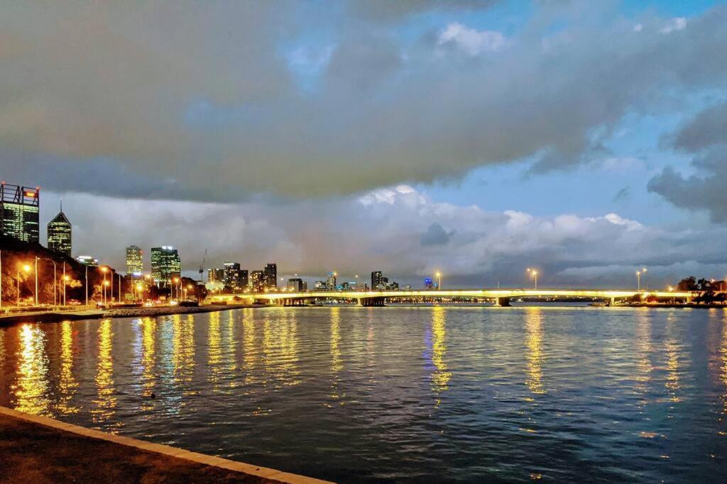 City & lakeside with free secure allocated parking, pool, gym & tennis court, only 15 mins walk into the City