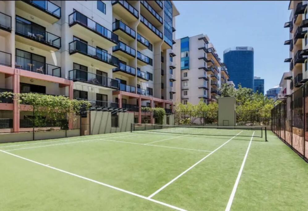 City & lakeside with free secure allocated parking, pool, gym & tennis court, only 15 mins walk into the City