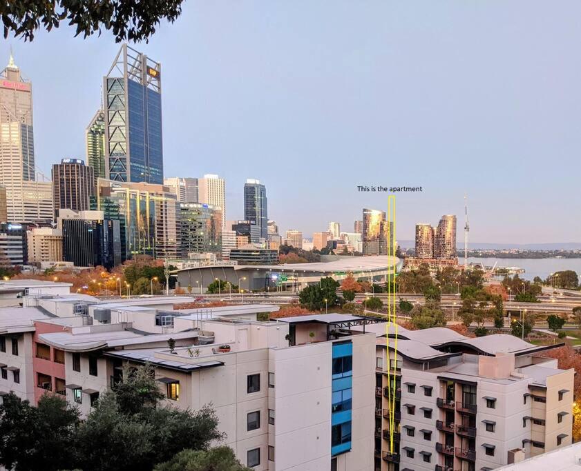 City & lakeside with free secure allocated parking, pool, gym & tennis court, only 15 mins walk into the City