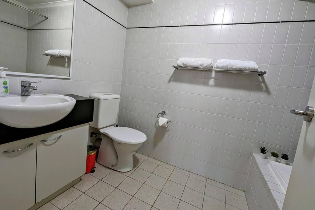 City & lakeside with free secure allocated parking, pool, gym & tennis court, only 15 mins walk into the City