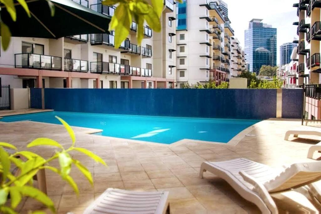City & lakeside with free secure allocated parking, pool, gym & tennis court, only 15 mins walk into the City