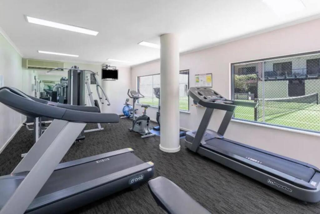 City & lakeside with free secure allocated parking, pool, gym & tennis court, only 15 mins walk into the City