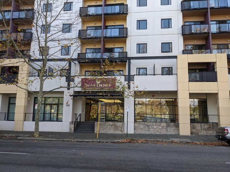 City & lakeside with free secure allocated parking, pool, gym & tennis court, only 15 mins walk into the City