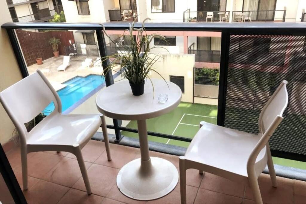 City & lakeside with free secure allocated parking, pool, gym & tennis court, only 15 mins walk into the City