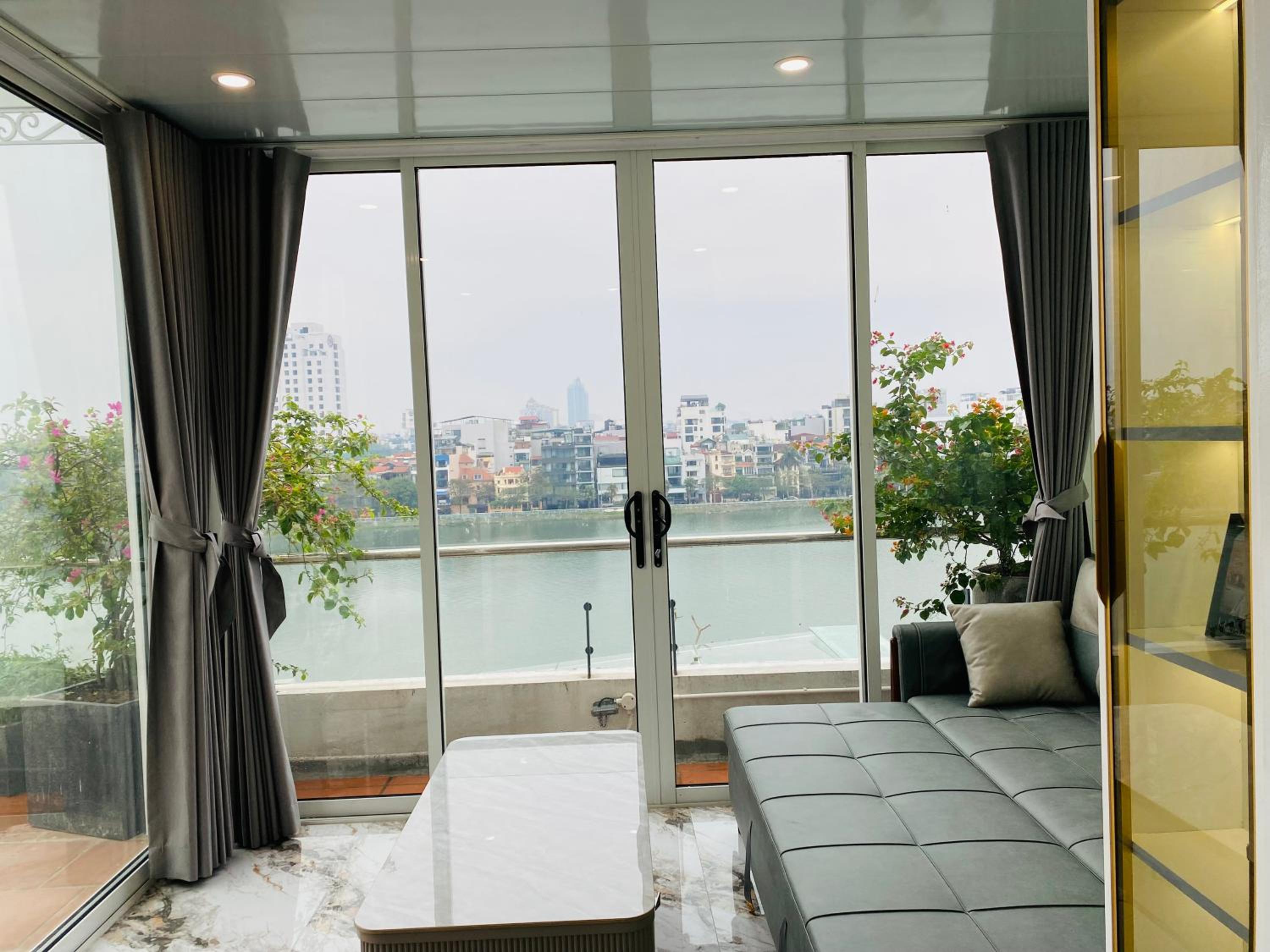 Căn hộ sân thượng tầng 7 view Hồ Tây