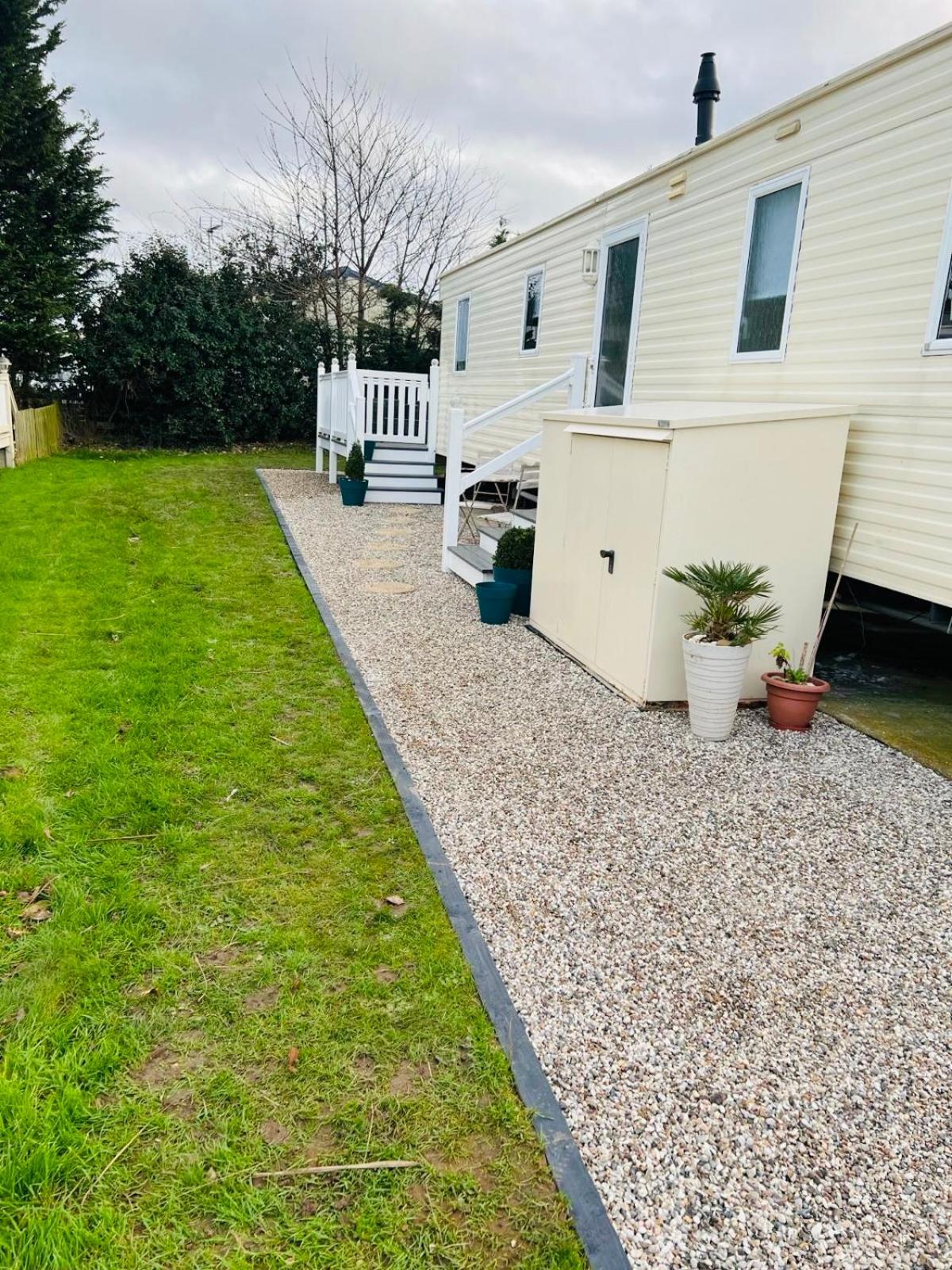 Shell Beach Holiday Home Mersea Coopers Beach view 2