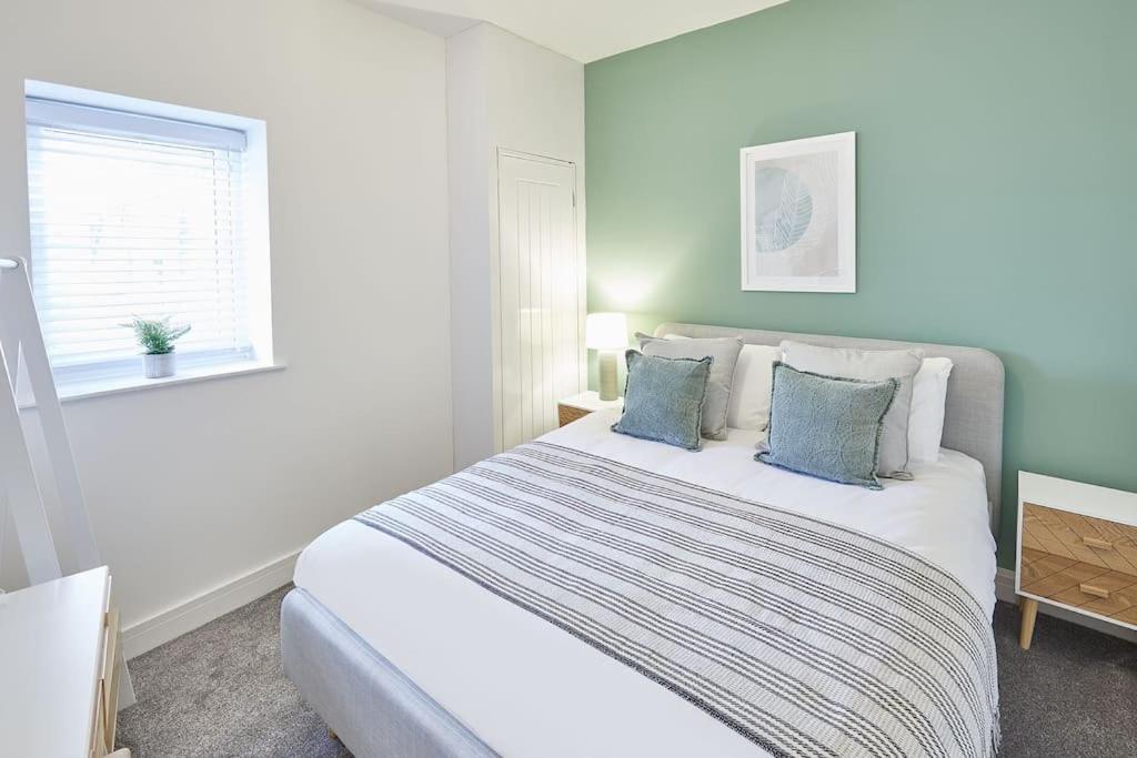Huge Accommodation with Stunning Seaviews - Sleeps 16! view 3