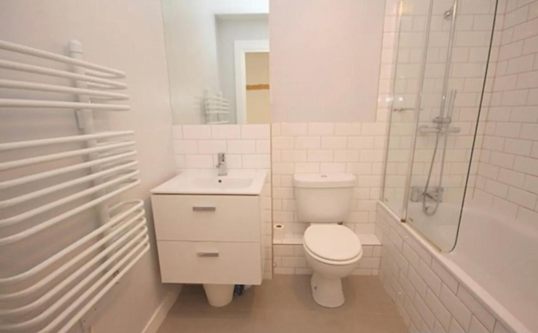 XL Bright Room+Parking+Fridge+Micro - 20min London Bridge - 3 min walk to Train/Bus Station