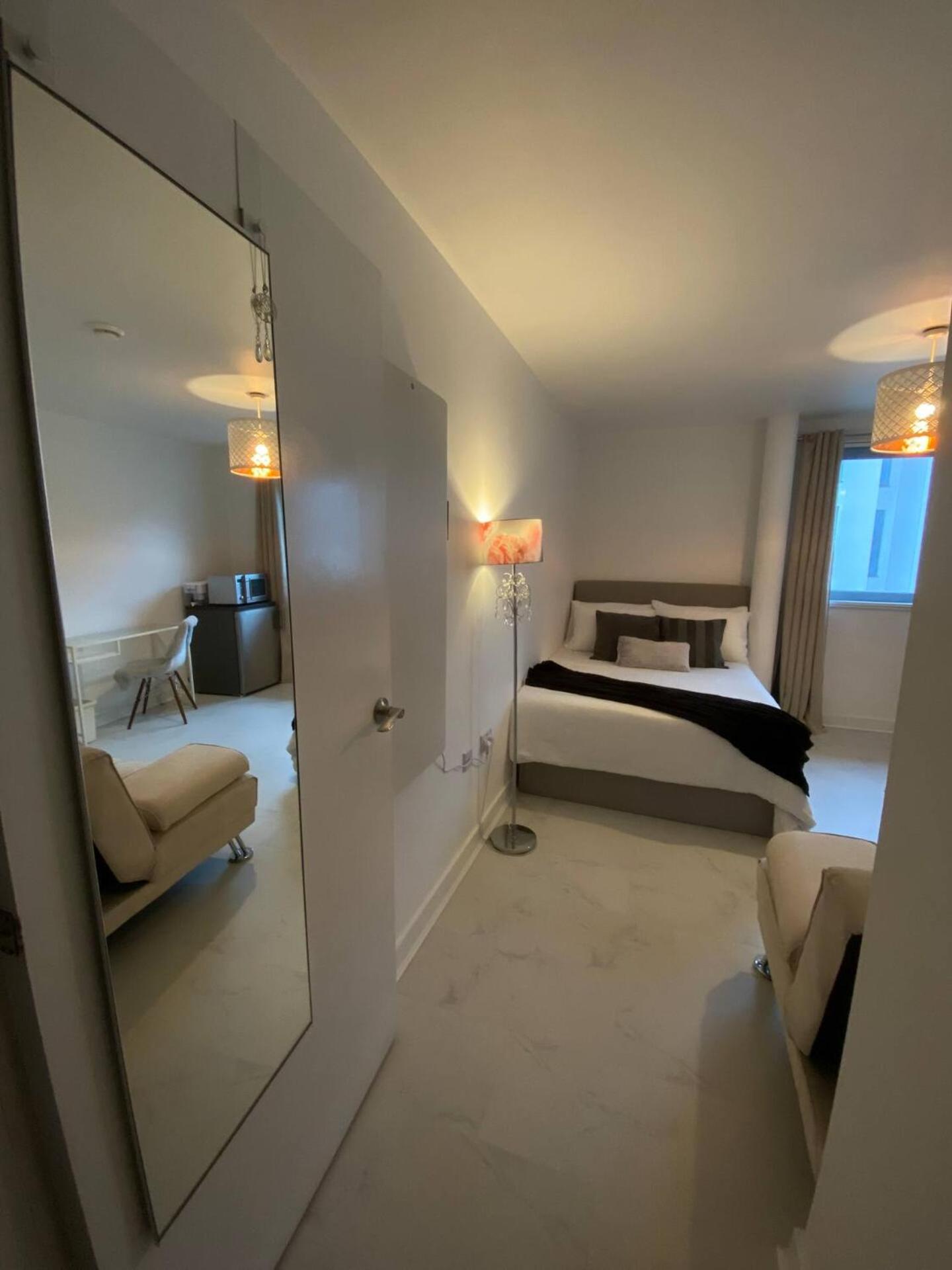 XL Bright Room+Parking+Fridge+Micro - 20min London Bridge - 3 min walk to Train/Bus Station