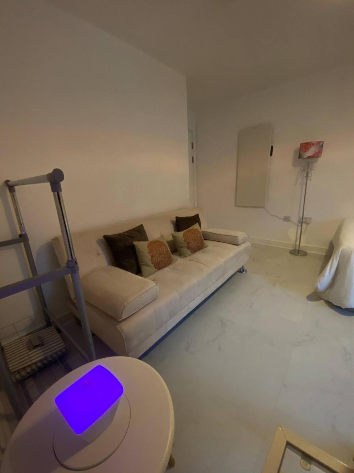 XL Bright Room+Parking+Fridge+Micro - 20min London Bridge - 3 min walk to Train/Bus Station