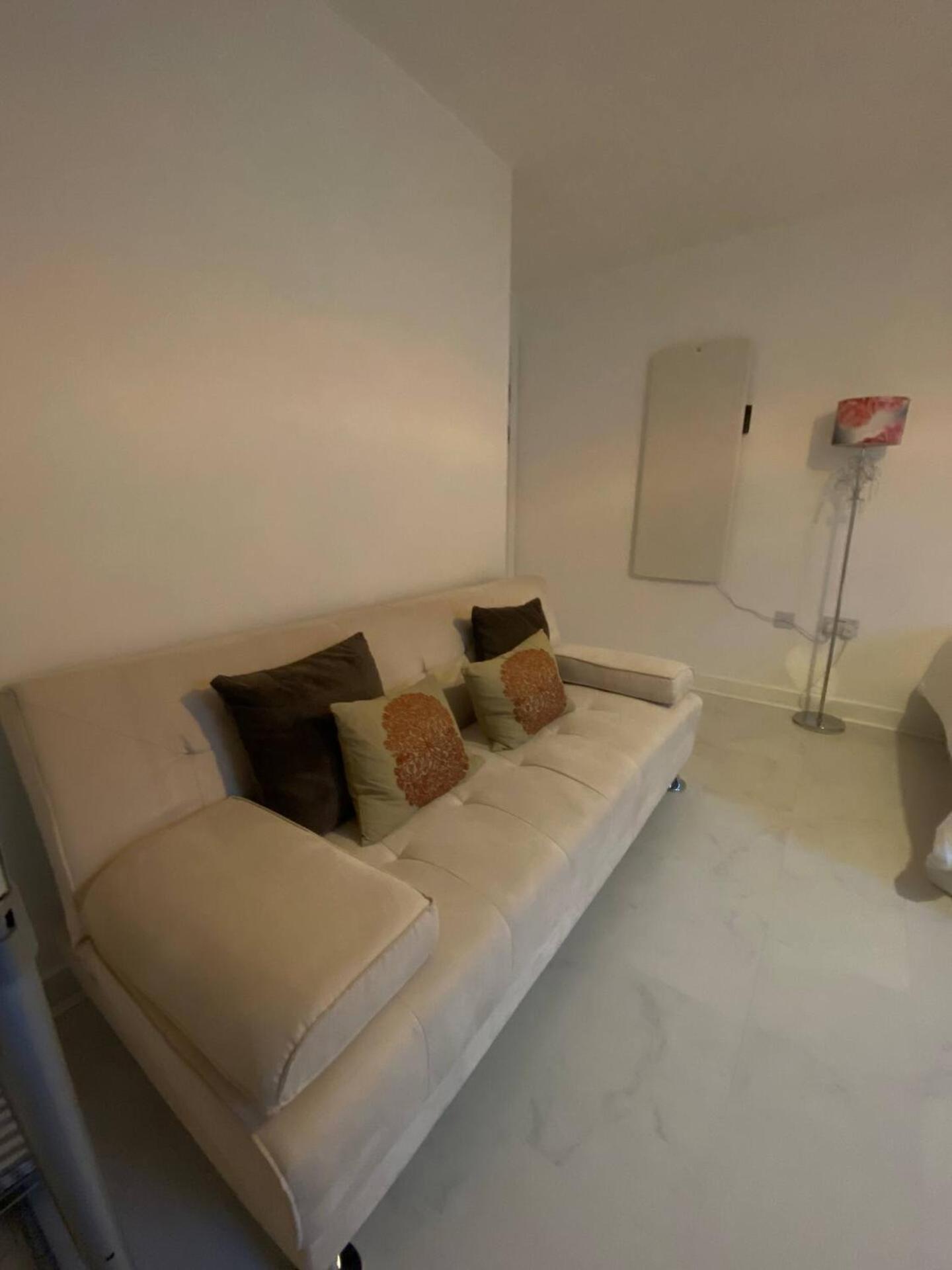 XL Bright Room+Parking+Fridge+Micro - 20min London Bridge - 3 min walk to Train/Bus Station