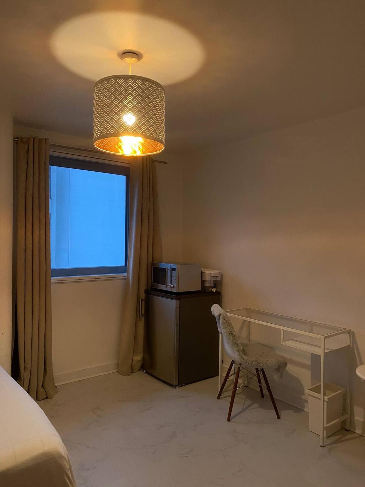 XL Bright Room+Parking+Fridge+Micro - 20min London Bridge - 3 min walk to Train/Bus Station