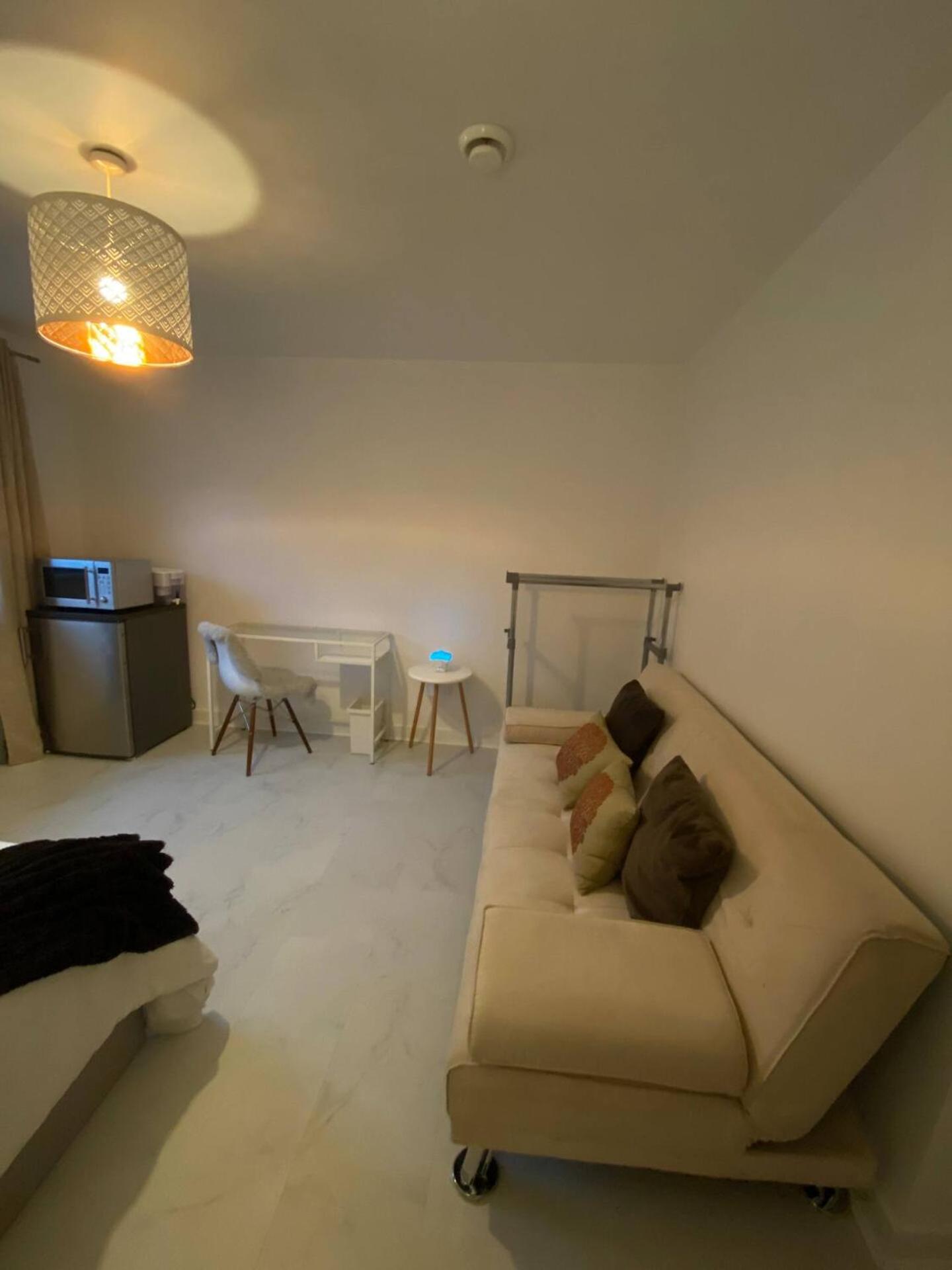 XL Bright Room+Parking+Fridge+Micro - 20min London Bridge - 3 min walk to Train/Bus Station
