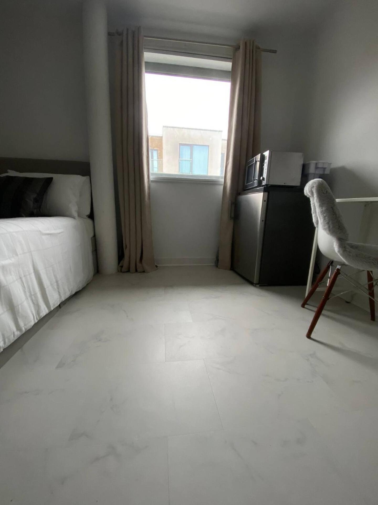 XL Bright Room+Parking+Fridge+Micro - 20min London Bridge - 3 min walk to Train/Bus Station
