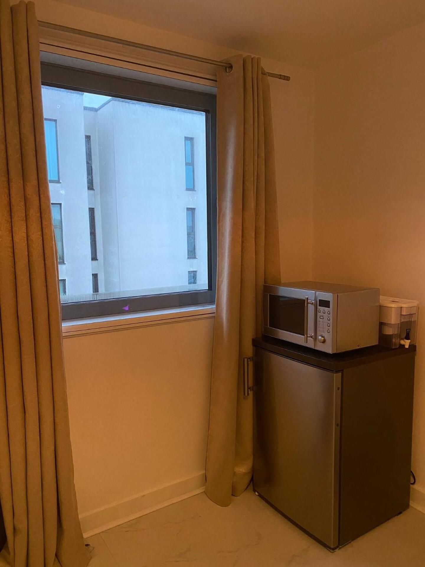 XL Bright Room+Parking+Fridge+Micro - 20min London Bridge - 3 min walk to Train/Bus Station