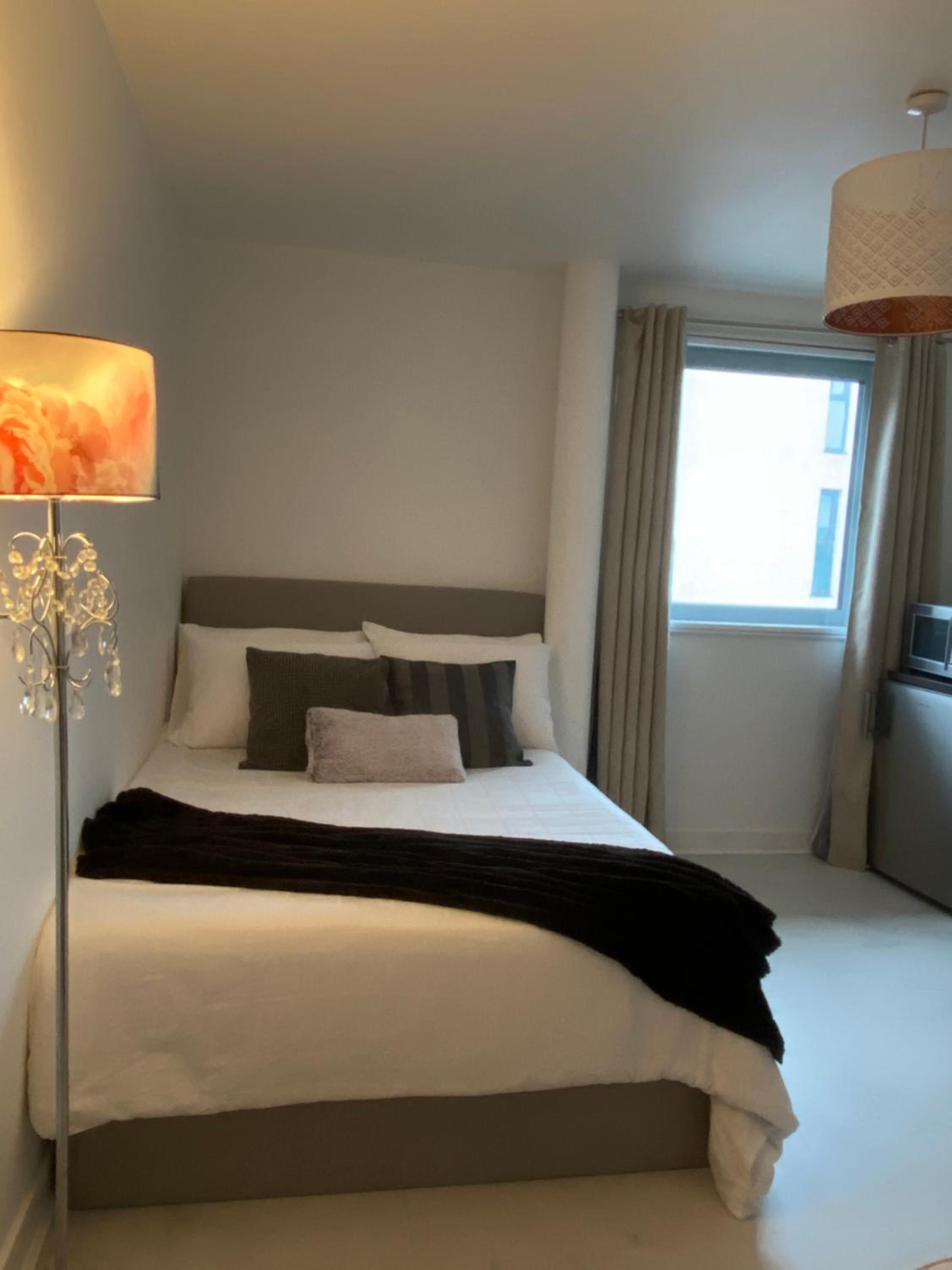 XL Bright Room+Parking+Fridge+Micro - 20min London Bridge - 3 min walk to Train/Bus Station