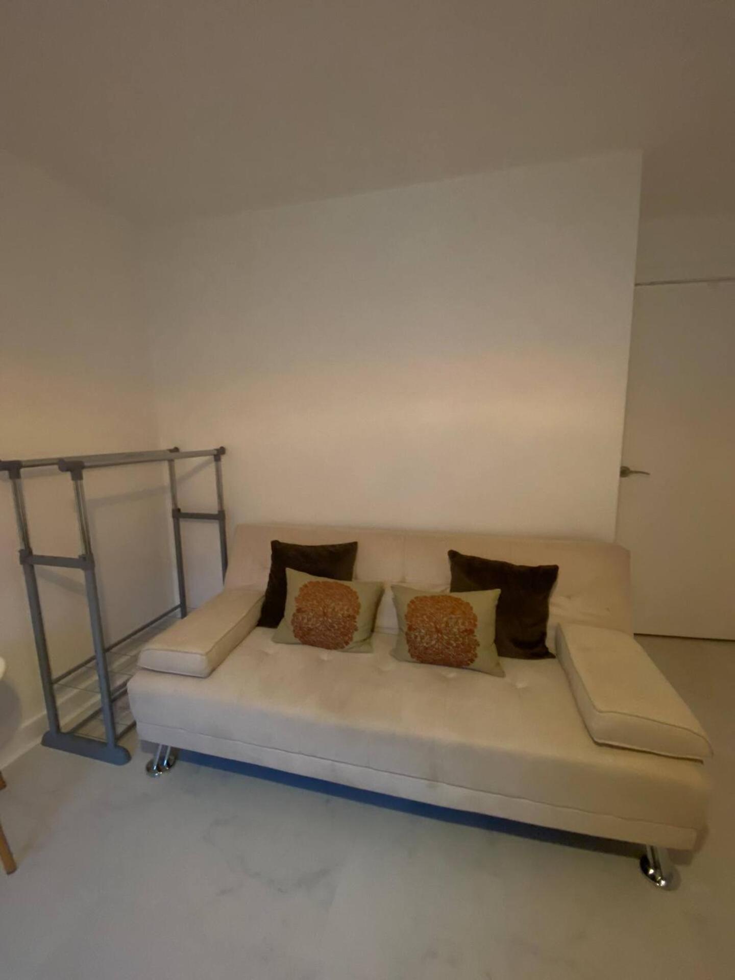XL Bright Room+Parking+Fridge+Micro - 20min London Bridge - 3 min walk to Train/Bus Station