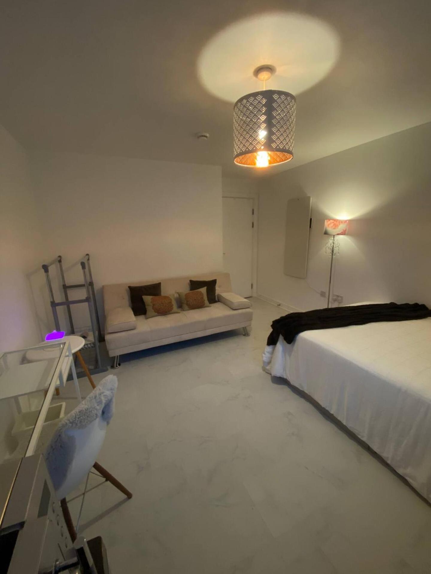 XL Bright Room+Parking+Fridge+Micro - 20min London Bridge - 3 min walk to Train/Bus Station