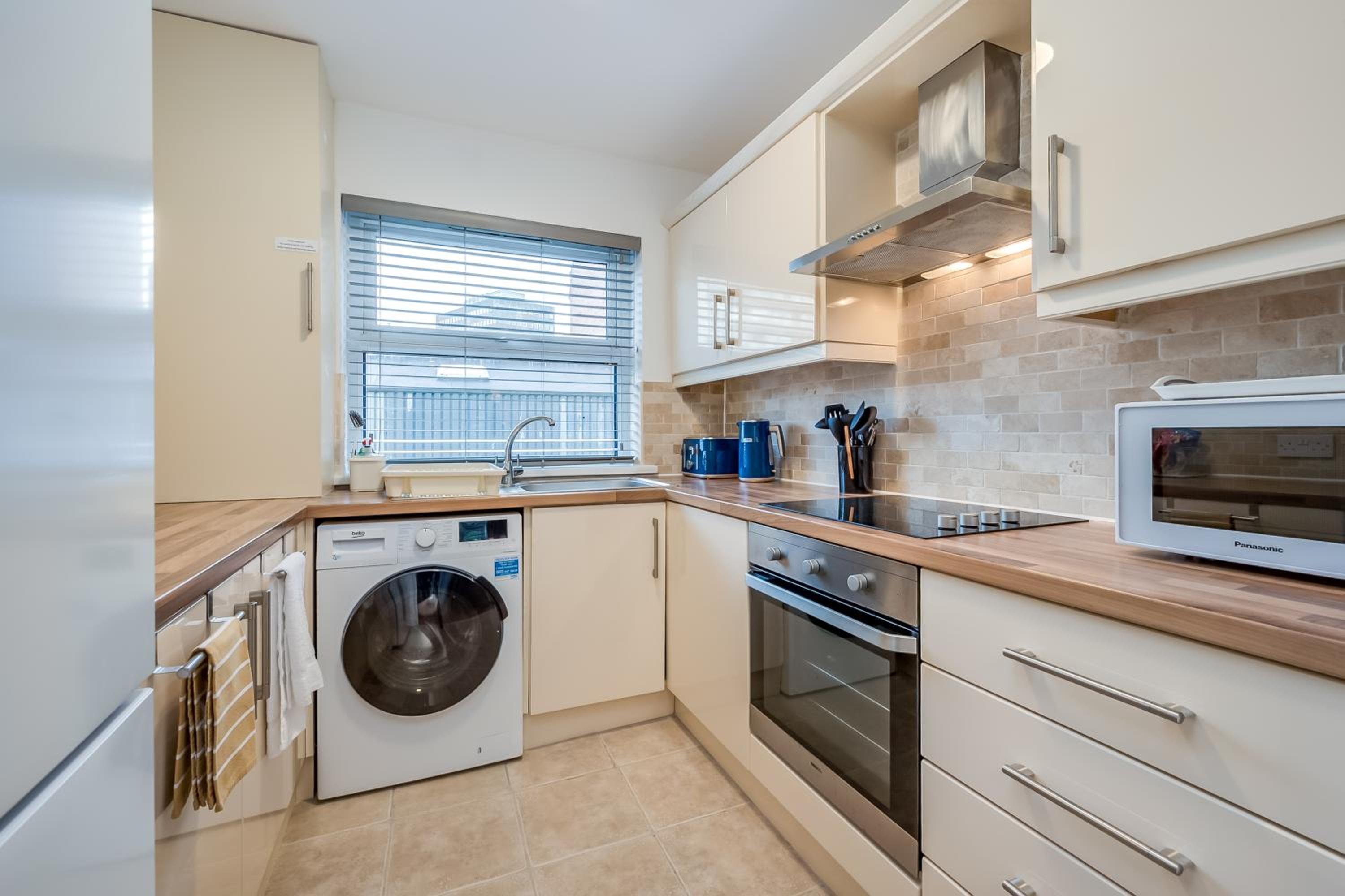 Perfect Belfast Stay, 2 Bedroom, Parking, Walkable by StayByNumbers view 4