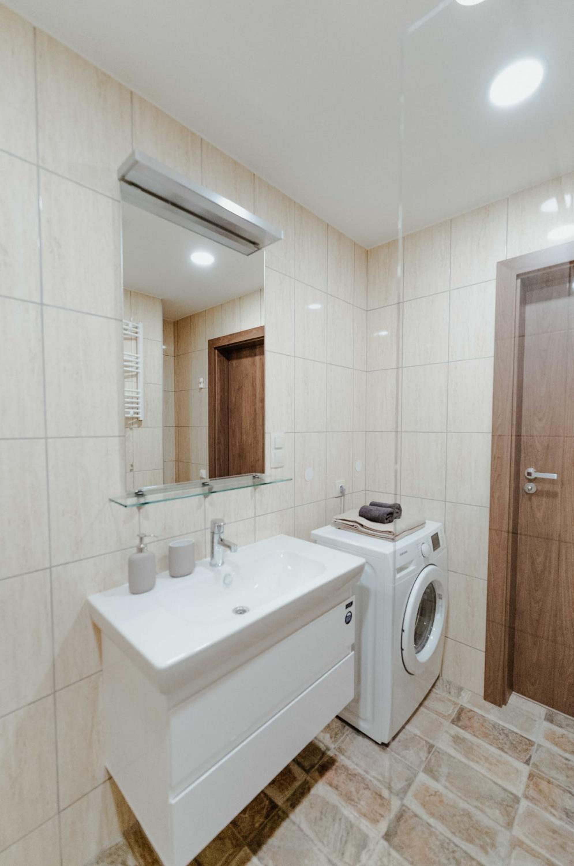 New Modern studio apartment next to the city centre