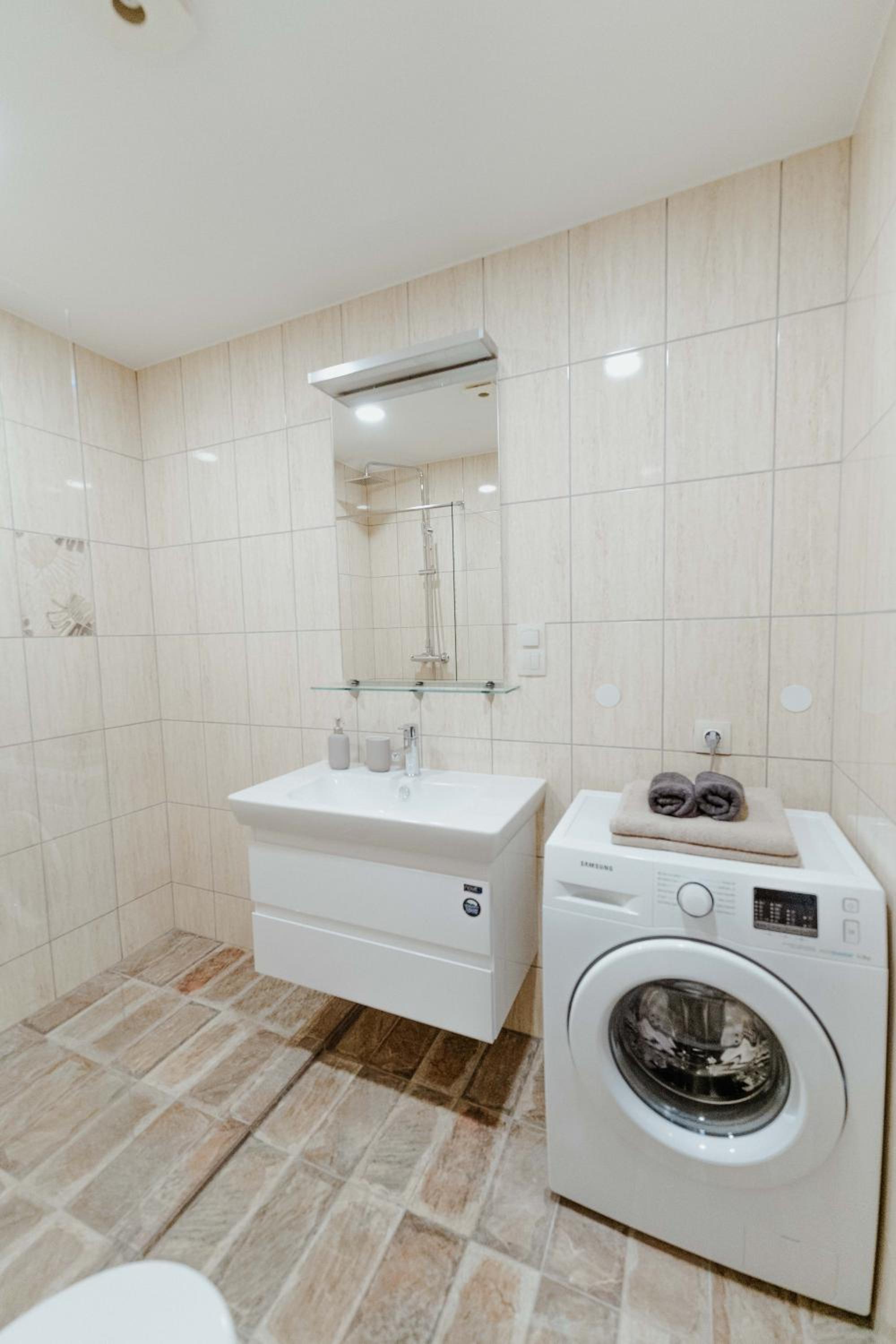 New Modern studio apartment next to the city centre