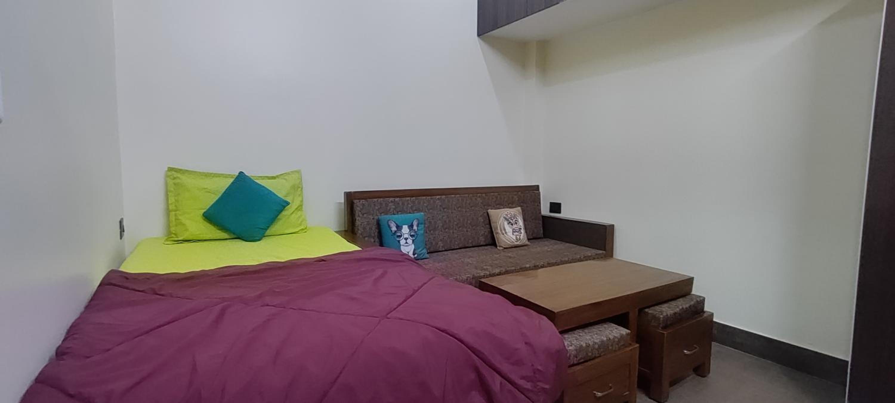Sumptuous 1BHk Couple friendly view 3