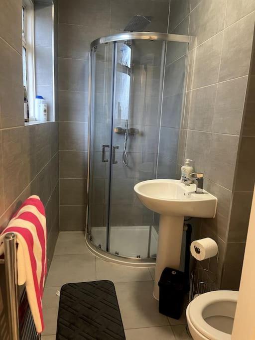 4 Bedroom, Spacious House view 5