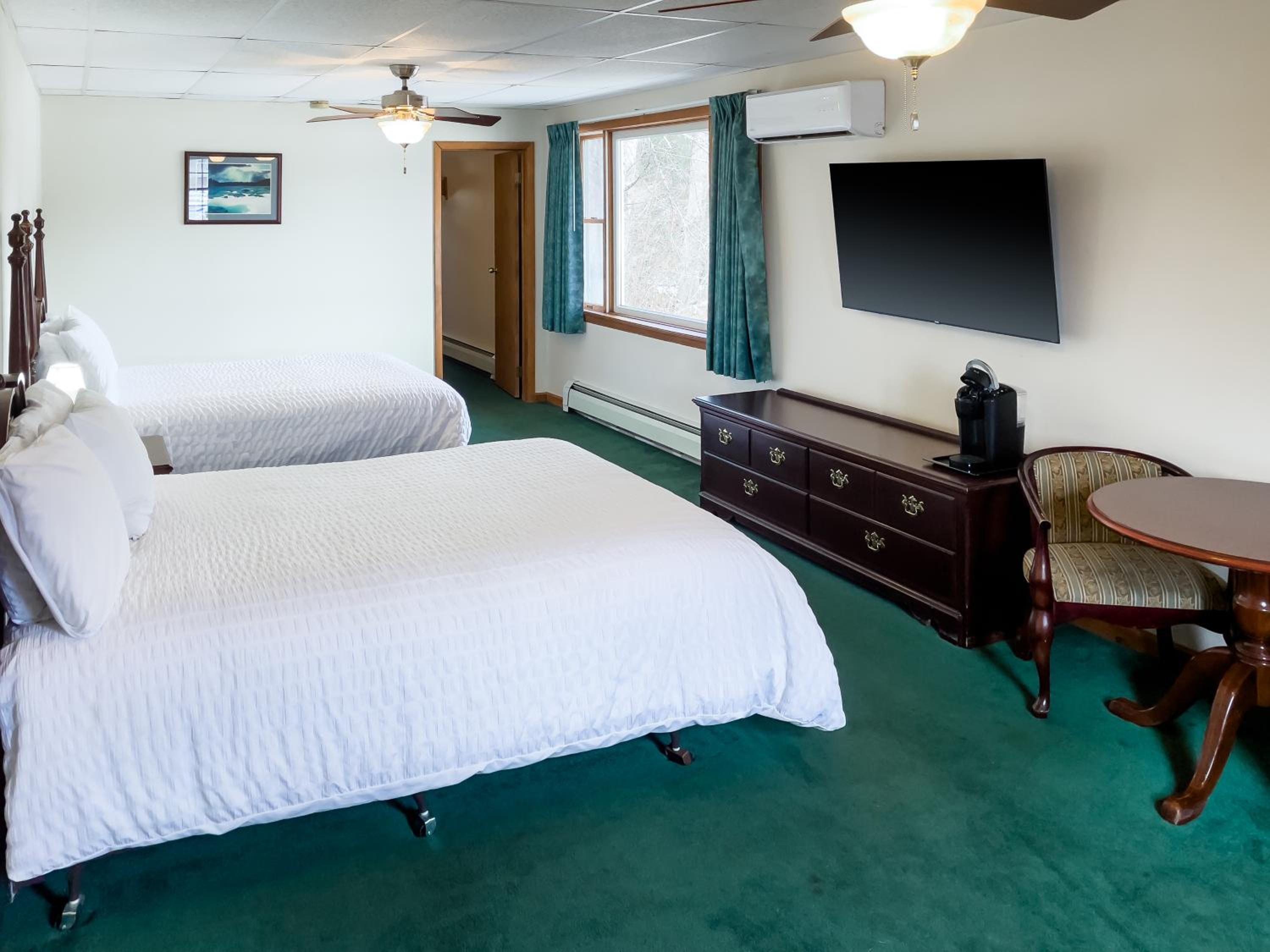 Sara Placid Inn & Suites