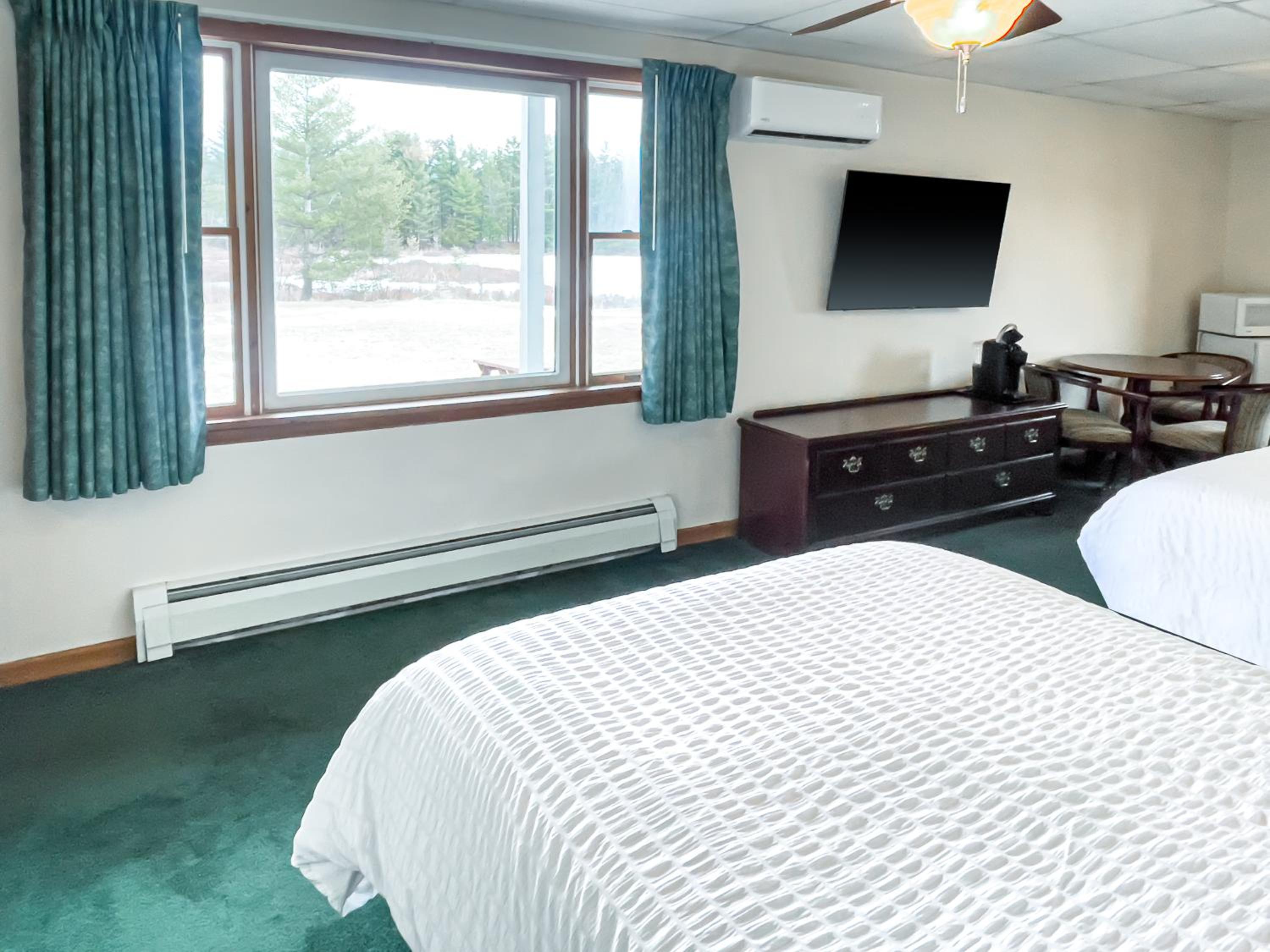Sara Placid Inn & Suites