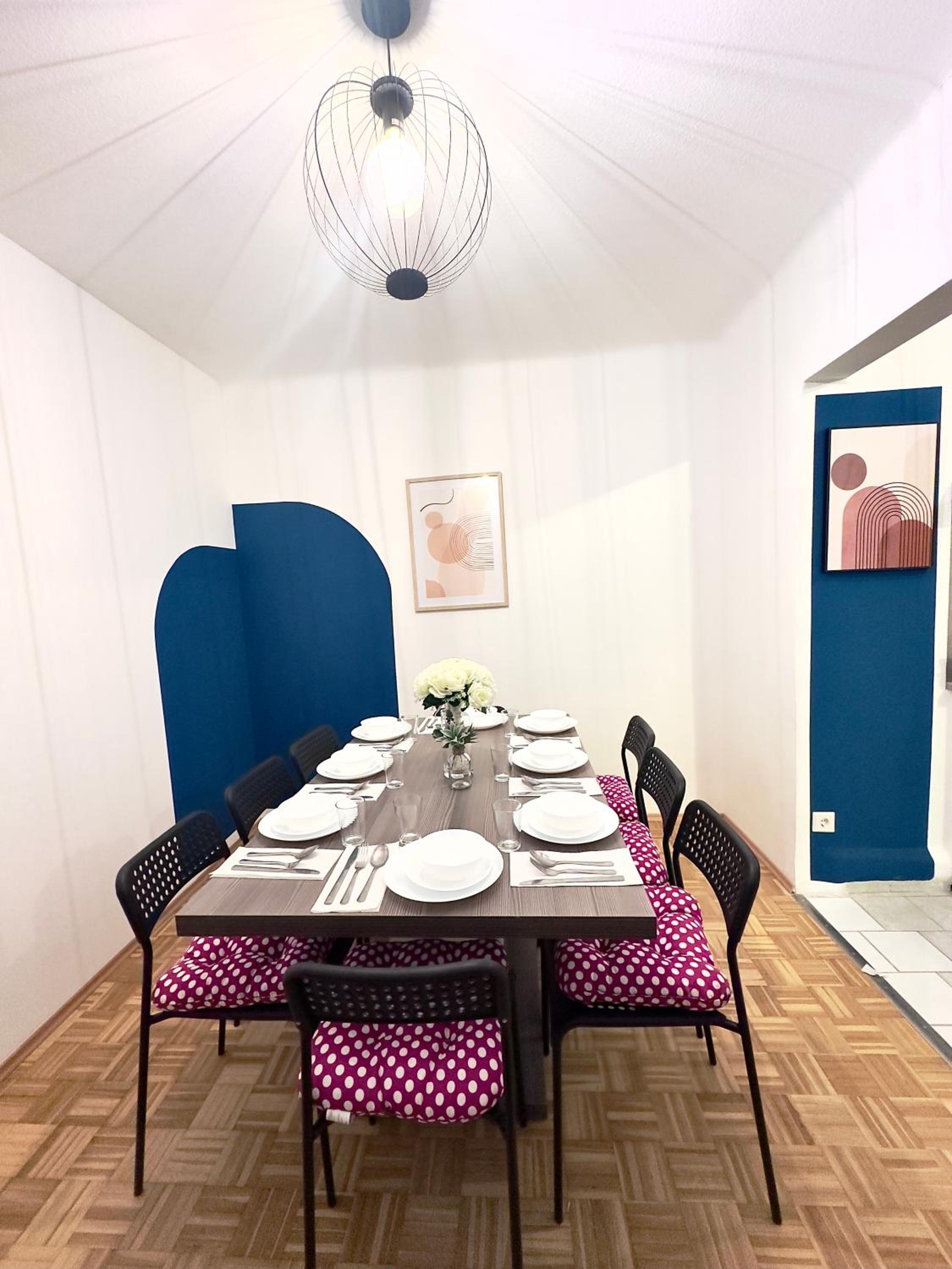 Hotel Design 3 Bedroom Near Main Train Station Apartment