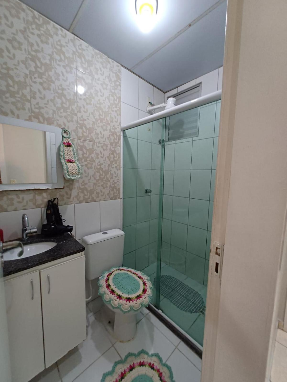 Apartamento com AR Condicionado splint, condomínio com piscina 2 Qts, próximo à praias e ao pavilhão de Carapina com portaria 24h