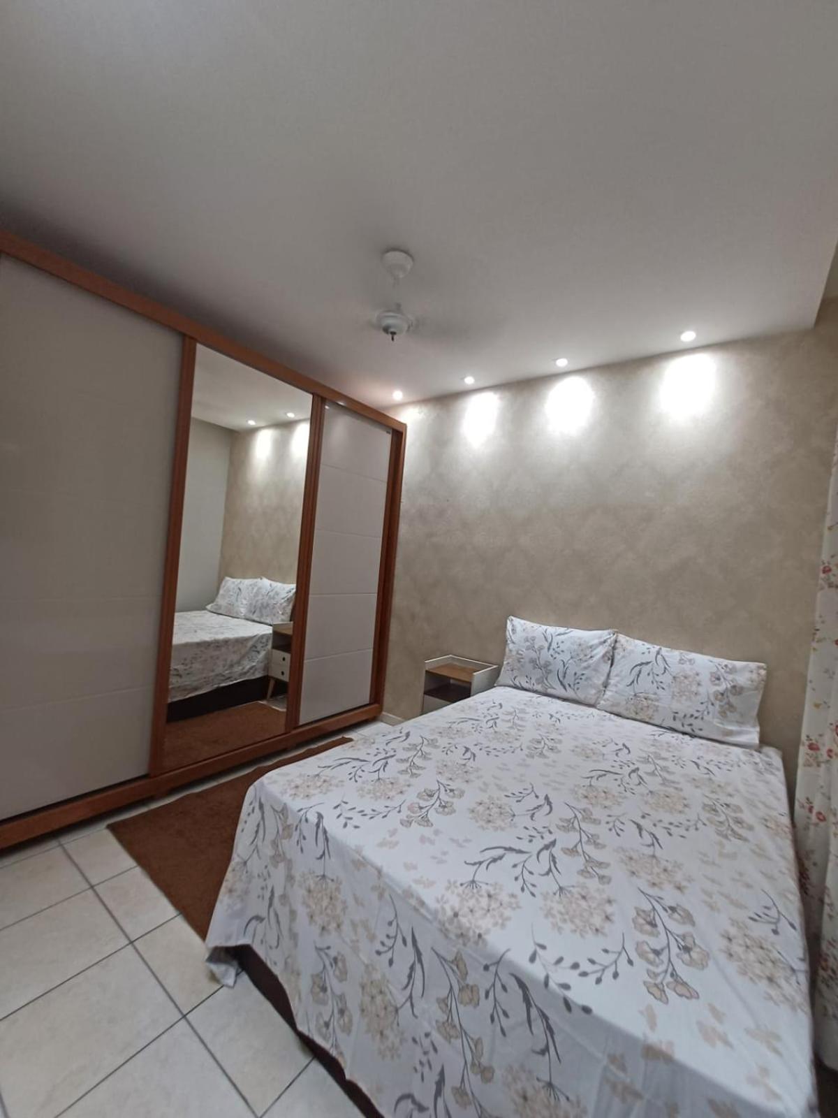 Apartamento com AR Condicionado splint, condomínio com piscina 2 Qts, próximo à praias e ao pavilhão de Carapina com portaria 24h