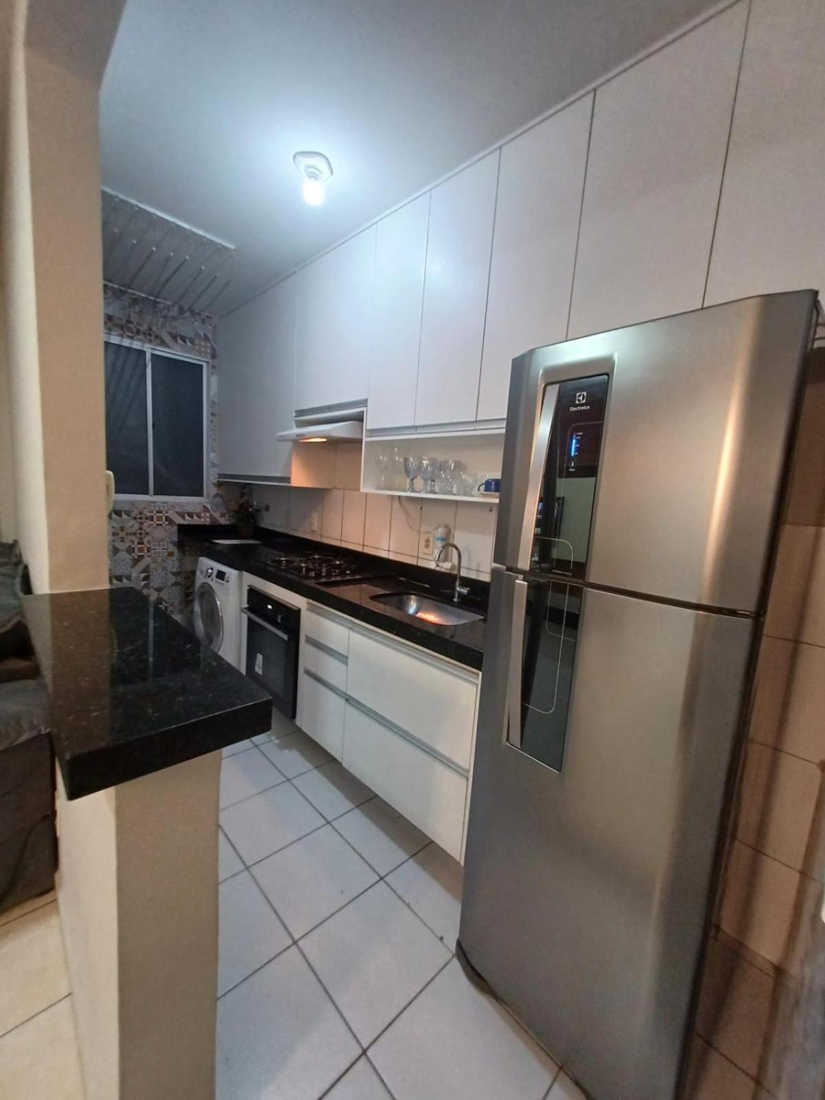 Apartamento com AR Condicionado splint, condomínio com piscina 2 Qts, próximo à praias e ao pavilhão de Carapina com portaria 24h