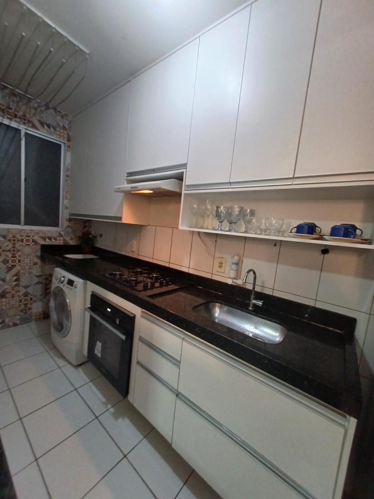 Apartamento com AR Condicionado splint, condomínio com piscina 2 Qts, próximo à praias e ao pavilhão de Carapina com portaria 24h