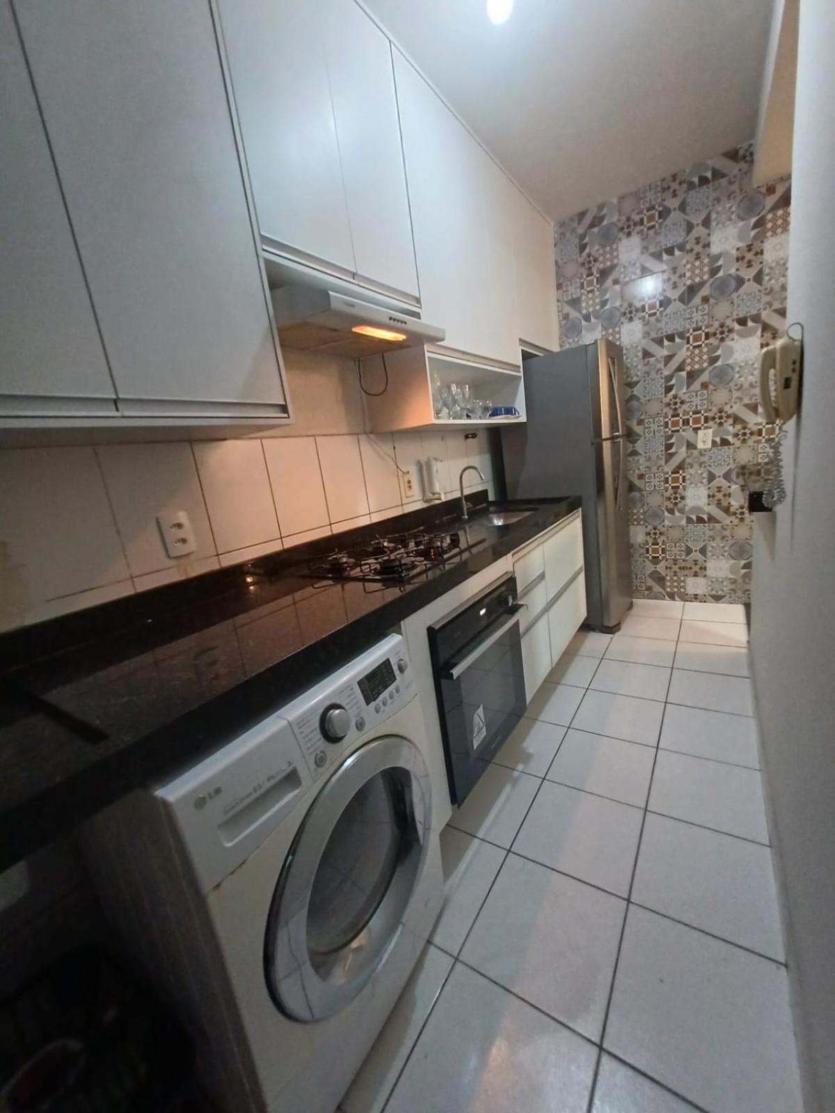 Apartamento com AR Condicionado splint, condomínio com piscina 2 Qts, próximo à praias e ao pavilhão de Carapina com portaria 24h