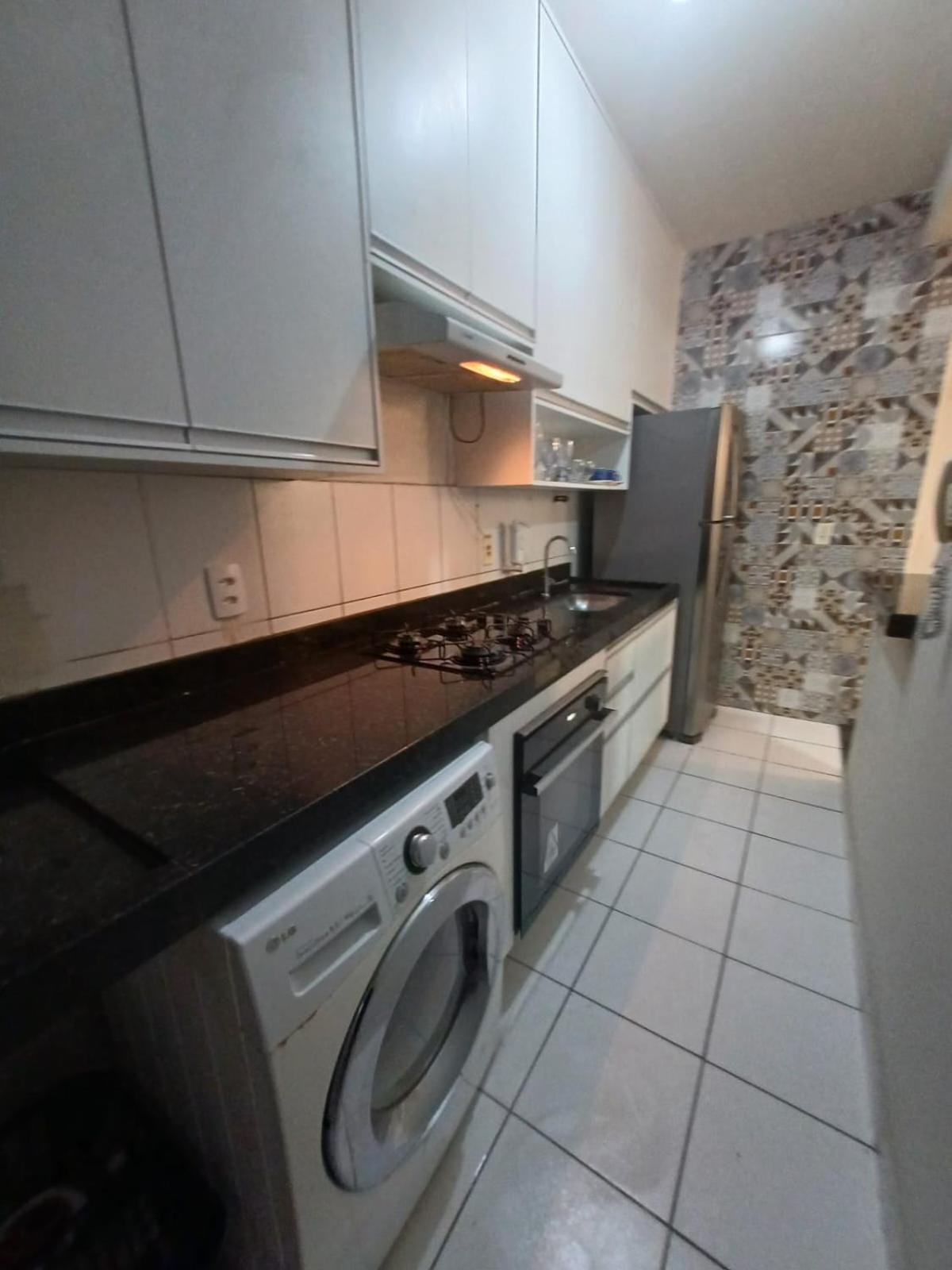 Apartamento com AR Condicionado splint, condomínio com piscina 2 Qts, próximo à praias e ao pavilhão de Carapina com portaria 24h