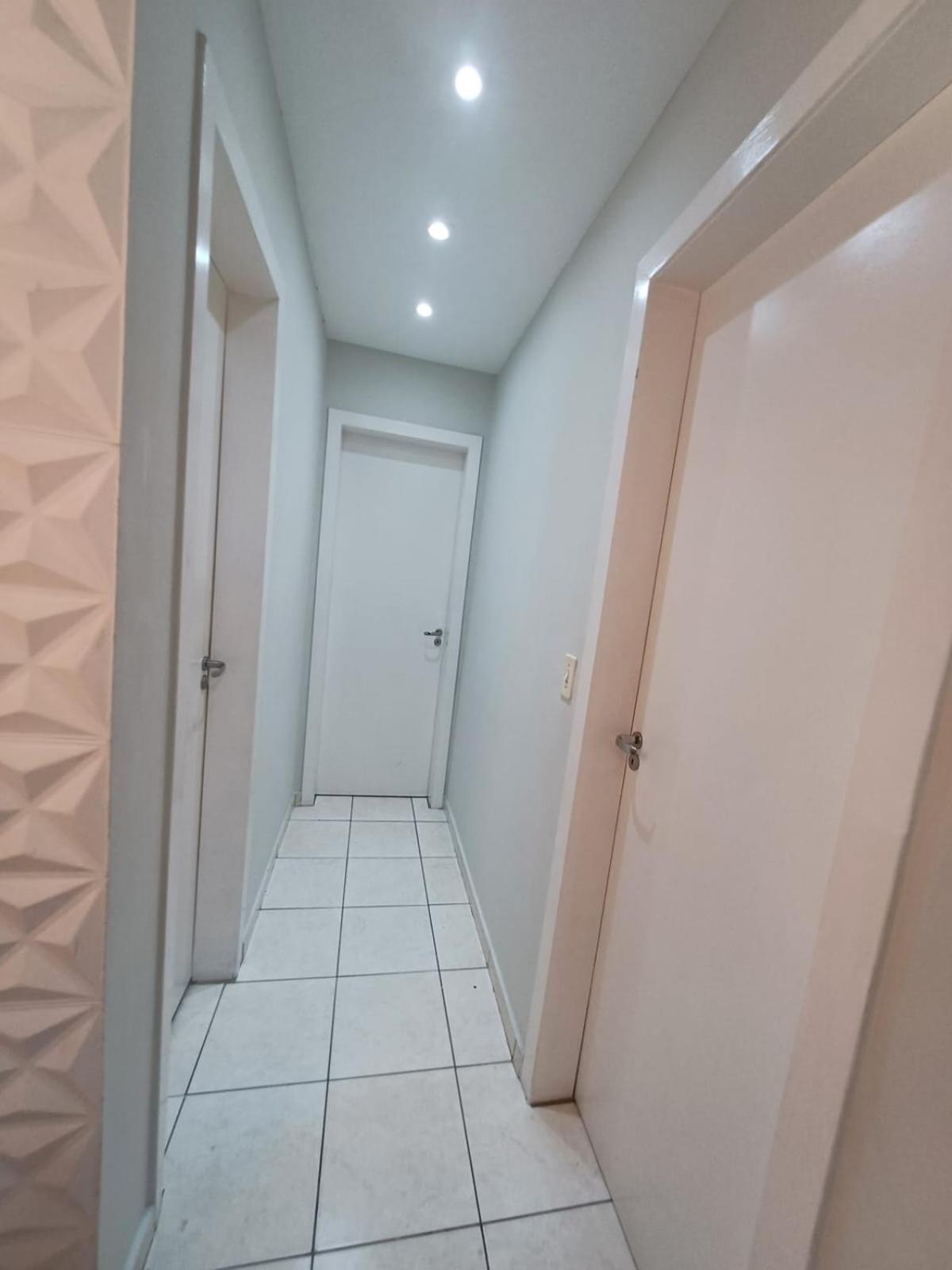 Apartamento com AR Condicionado splint, condomínio com piscina 2 Qts, próximo à praias e ao pavilhão de Carapina com portaria 24h