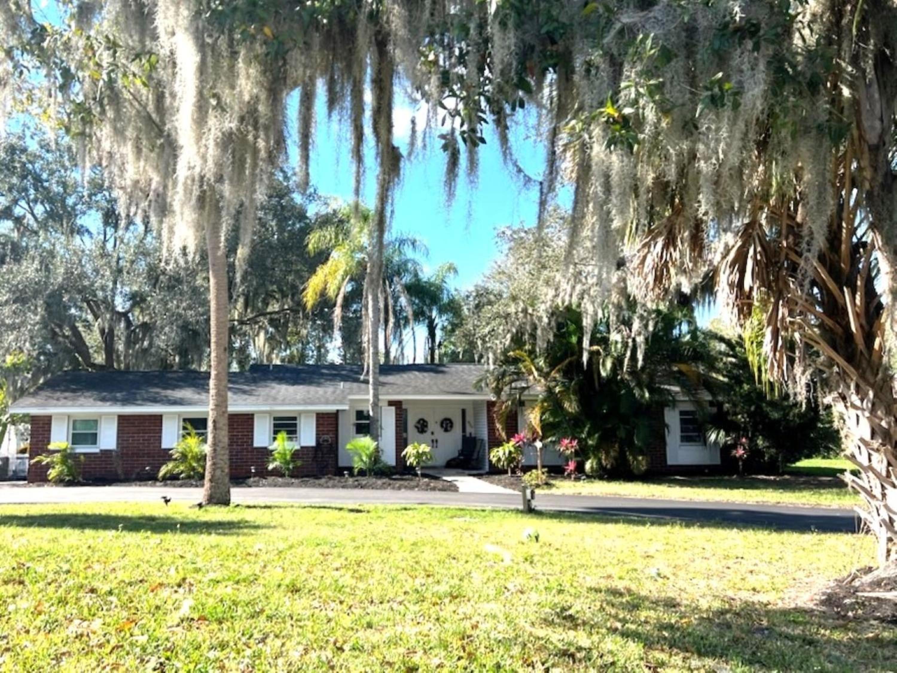 Luxury Home, Workspace, Movie Room and BBQ