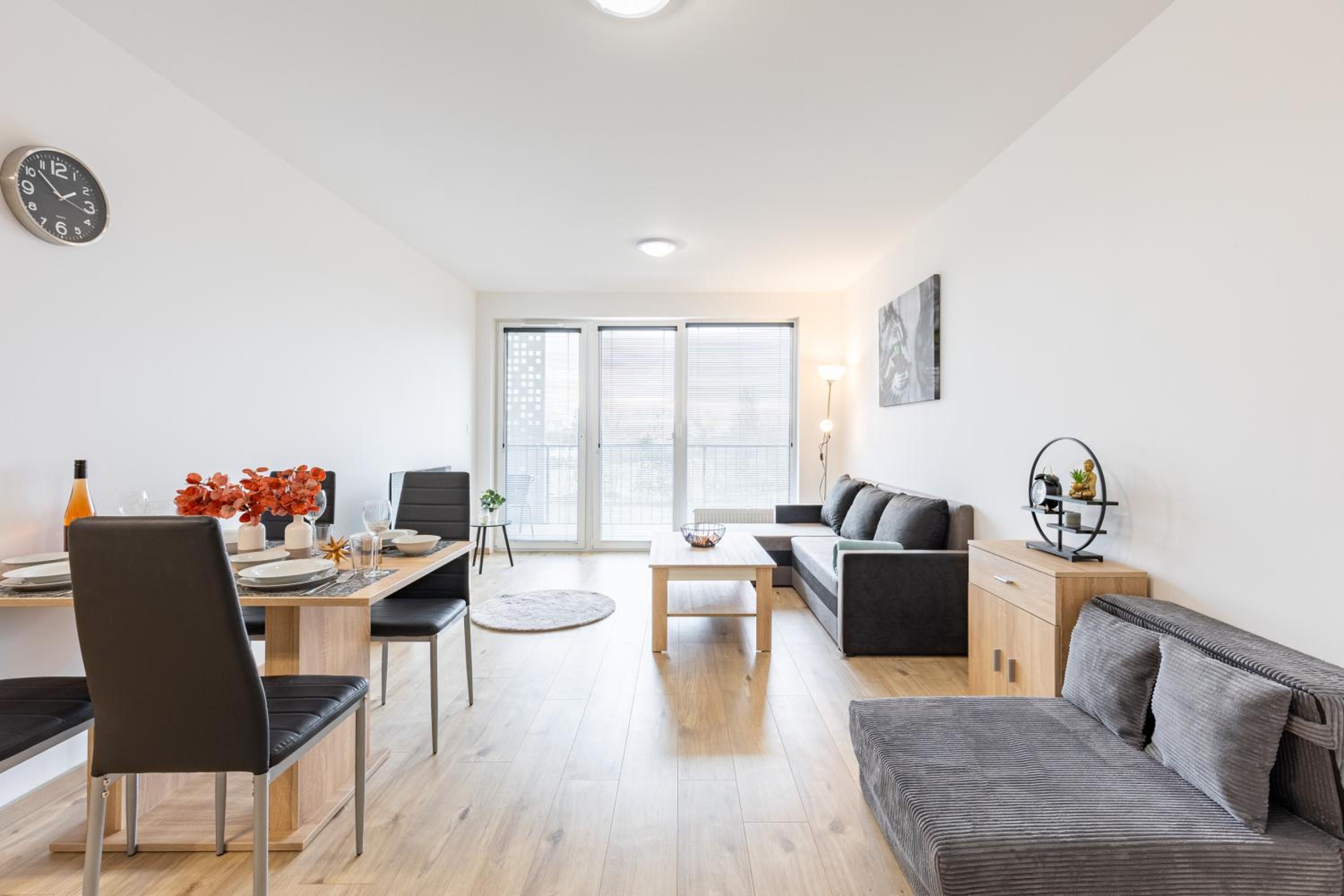 Sunny Haven: Modern 2BR,Garage, WiFi,Stream view 5