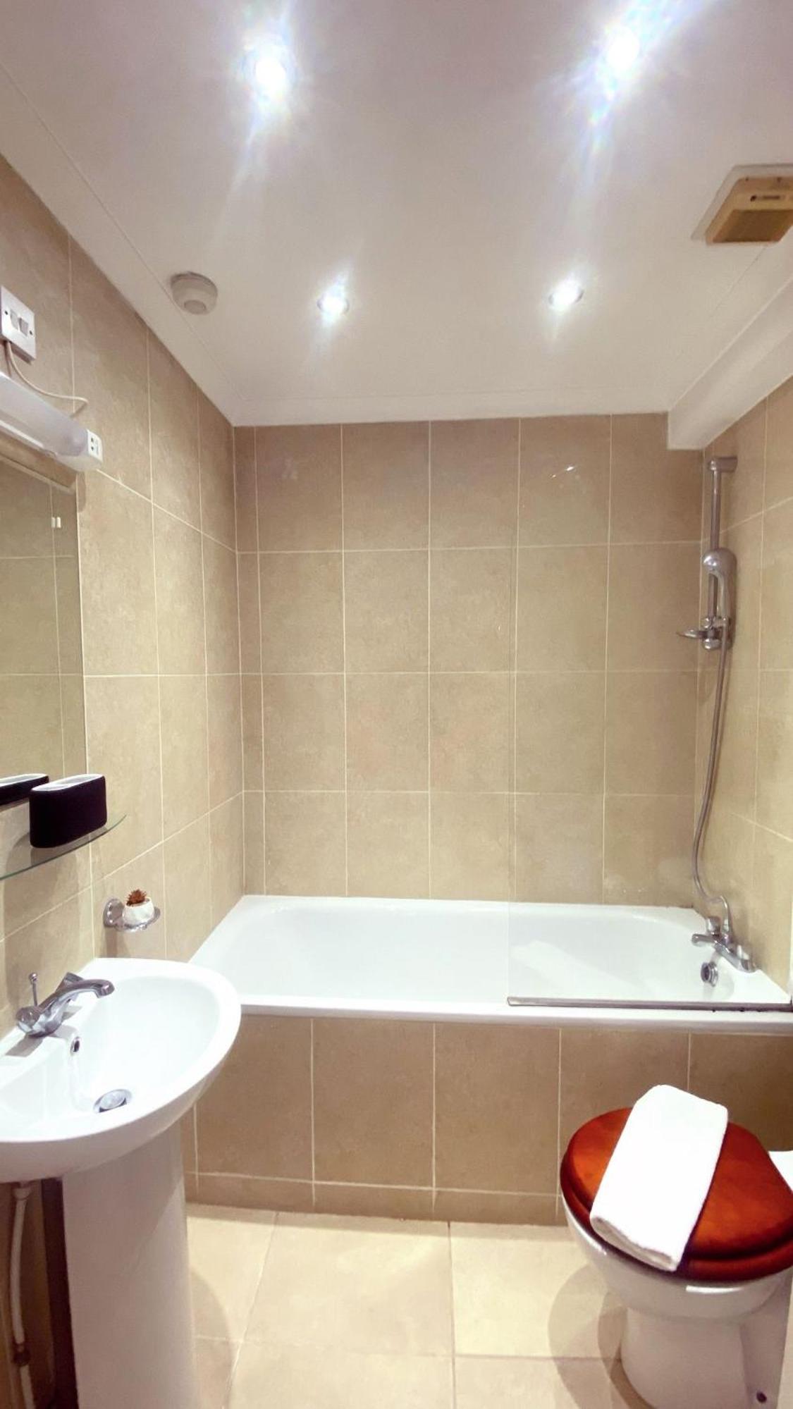 UK CHAPS Retreat: 2 Bedroom - 2Bathroom Apartment