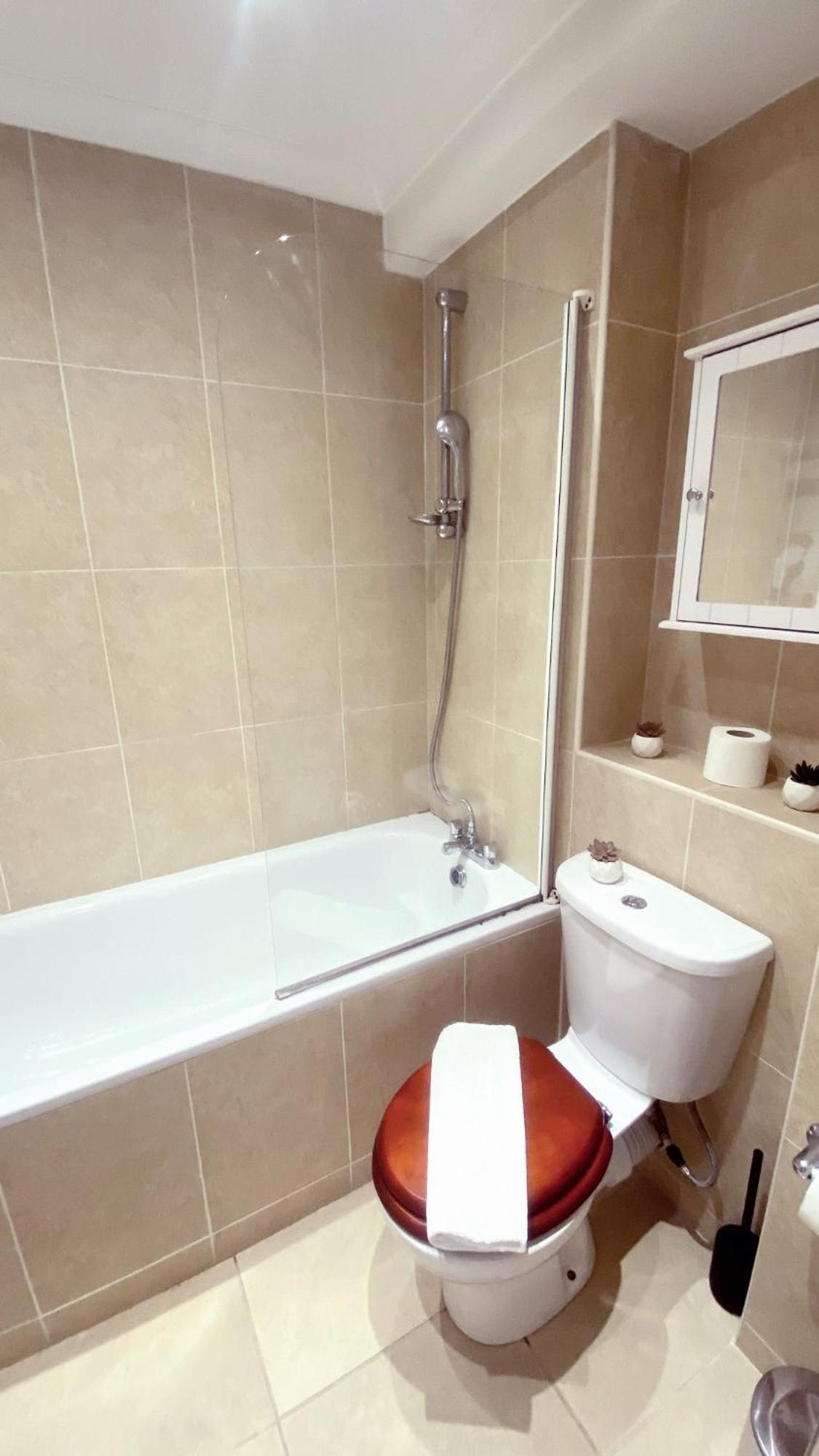 UK CHAPS Retreat: 2 Bedroom - 2Bathroom Apartment