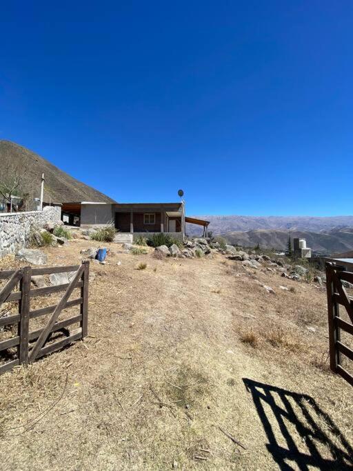 Casa en la montaña con gran vista al valle y lago
