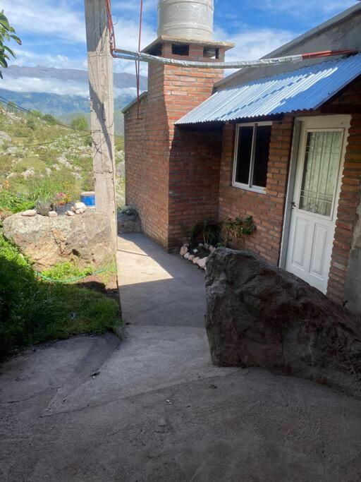 Casa en la montaña con gran vista al valle y lago