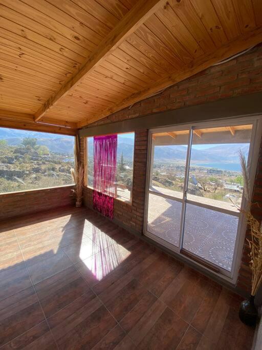 Casa en la montaña con gran vista al valle y lago