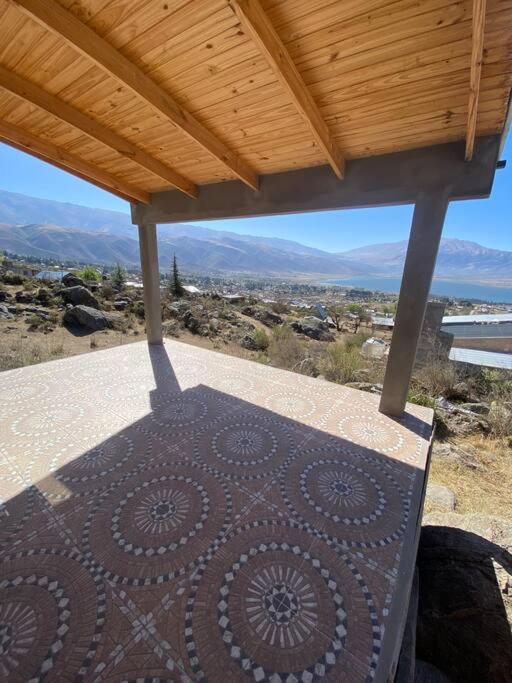 Casa en la montaña con gran vista al valle y lago