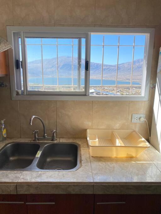 Casa en la montaña con gran vista al valle y lago
