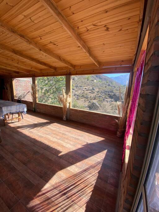 Casa en la montaña con gran vista al valle y lago